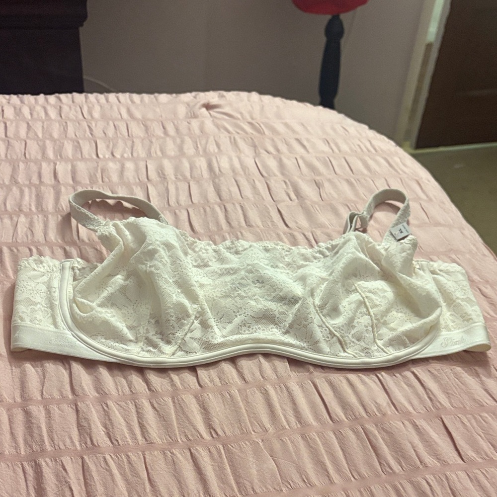 Victoria's Secret Lace Underwire bra, let- Cream sz Xl .